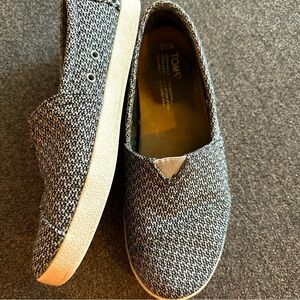 TOMS CLASSIC Shoes Womens 7.5W Black/White Chevron Wool Slip On Flats.